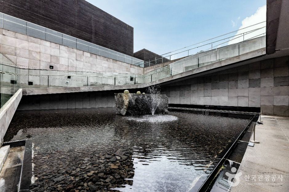 Kim Tschang-Yeul Museum of Art