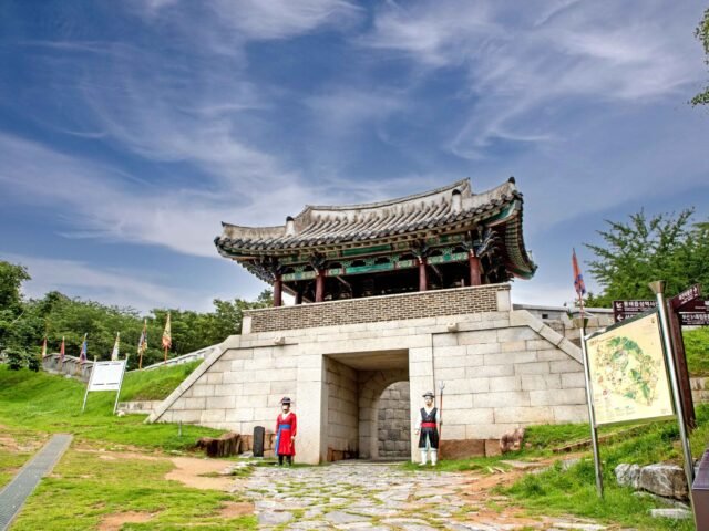 Dongnaeeupsong Fortress Site